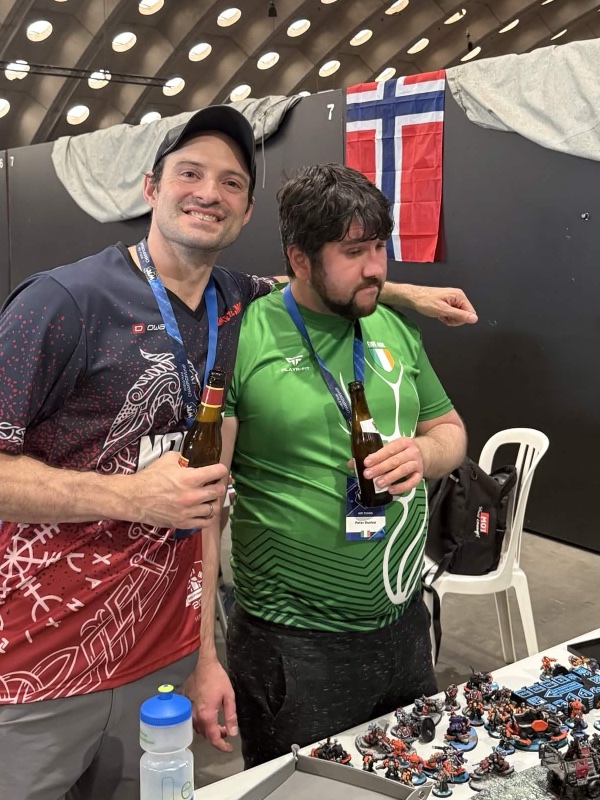 Jonathan Arkin and an opponent at the table under the Norway flag